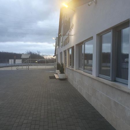 Platina Panzio*** Bed & Breakfast Ujhartyan Exterior photo