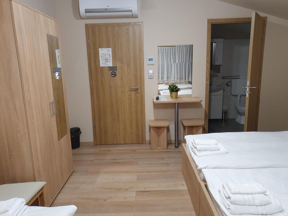 Platina Panzio*** Bed & Breakfast Ujhartyan Exterior photo